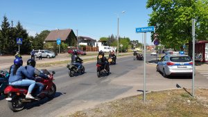 Zabezpieczenie przez policjantów pikniku i przejazdu motocykli ulicami Włocławka