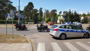 Zabezpieczenie przez policjantów pikniku i przejazdu motocykli ulicami Włocławka