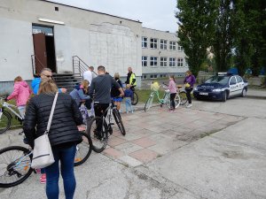 Znakowanie rowerów przez policjantów przy Szkole Podstawowej nr 20 we Włocławku
