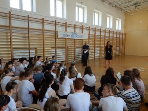 Przedwakacyjne spotkanie mundurowych z uczniami na terenie Szkoły Podstawowej nr 10 we Włocławku