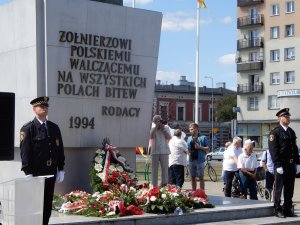 kwiaty pod Pomnikiem Żołnierza Polskiego na Placu Wolności we Włocławku