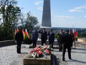 delegacje służb mundurowych składające kwiaty pod Pomnikiem Obrońców Wisły 1920r.