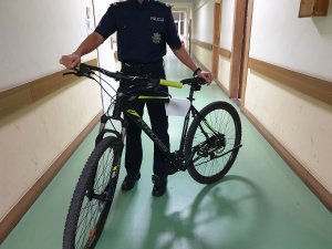 Czynności w sprawie zabezpieczonego roweru realizowane przez policjanta