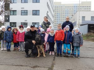 przedszkolaki z policyjnym psem służbowym i jego przewodnikiem