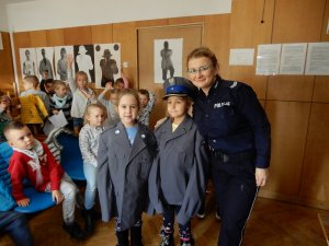 dzieci przymierzają policyjne mundury