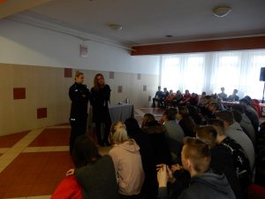 Spotkanie policjantów z młodzieżą na terenie szkoły