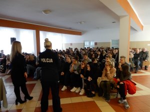 Spotkanie policjantów z młodzieżą na terenie szkoły