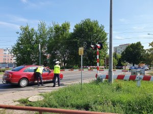 Wspólne działania policjantów włocławskiej drogówki i strażników ochrony kolei na przejeździe we Włocławku