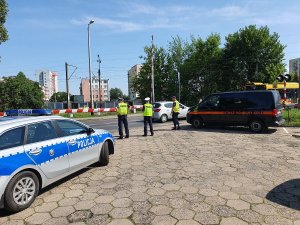 Wspólne działania policjantów włocławskiej drogówki i strażników ochrony kolei na przejeździe we Włocławku