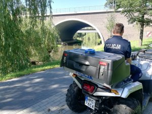 Policjanci Ogniwa Prewencji na Wodach kontrolują miejsca zagrożone związane z przepływającą wodą wezbraniową przez Włocławek