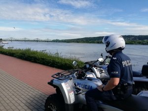 Policjanci Ogniwa Prewencji na Wodach kontrolują miejsca zagrożone związane z przepływającą wodą wezbraniową przez Włocławek