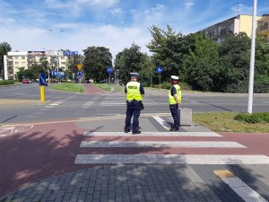 policjanci kontrolują rejon przejścia dla pieszych