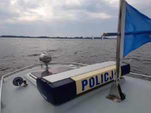 Zdjęcie pokazuje policyjne koguty na łodzi patrolowej podczas zabezpieczenia regat