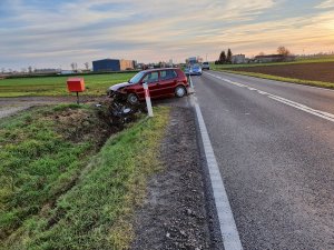 Zdjęcie z wypadku drogowego. na przodzie jezdnia a w tle pojazd marki volkswagen koloru czerwonego