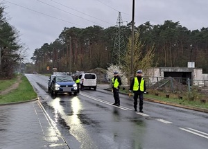 Policjanci podczas działań na drodze